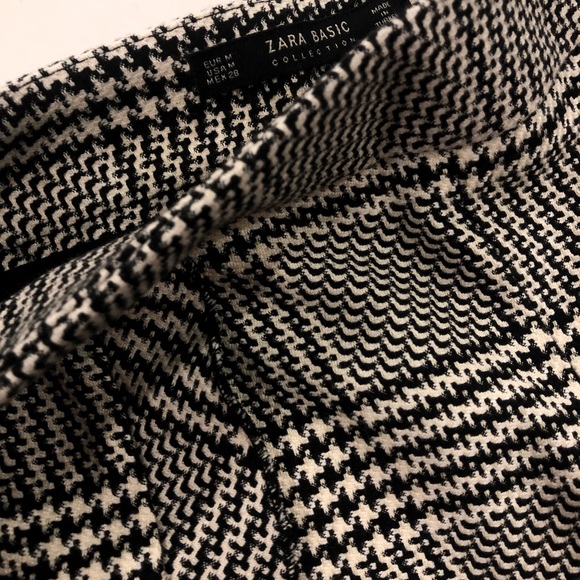 Checked print short with ruffles - Picture 2 of 3